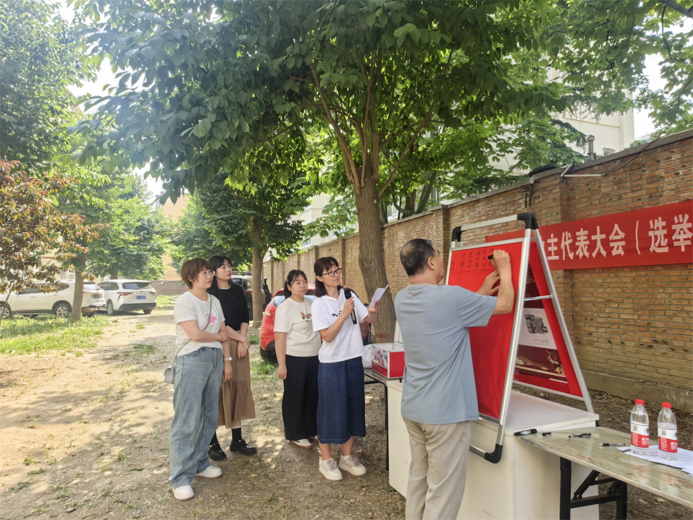 在河北省高碑店市海油社区海洋生活小区业主委员会选举活动现场,工作人员组织居民代表有序投票。王洪艳摄