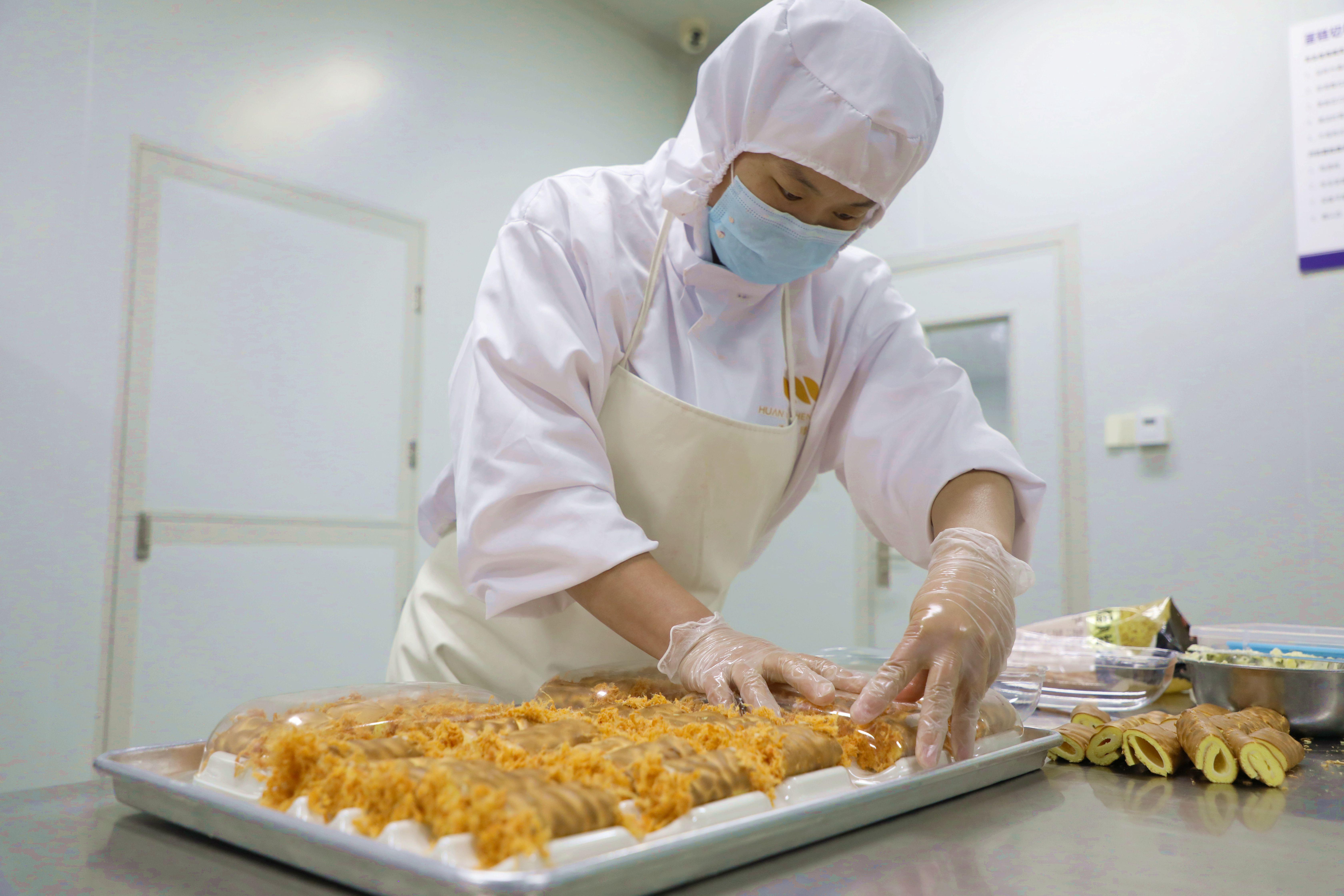 在香河县一食品厂包装车间，工人包装甜品。朱钰爽摄