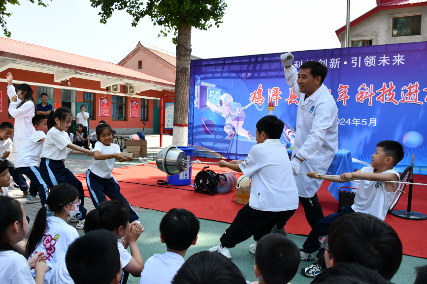 5月23日，同学们在科普老师的指导下做“马德堡半球”实验。张信波摄