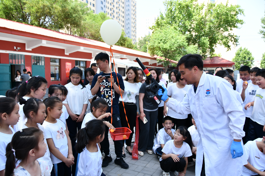 5月23日，科普老师正在带领同学们做“气球摩天轮”科普游戏。张信波摄
