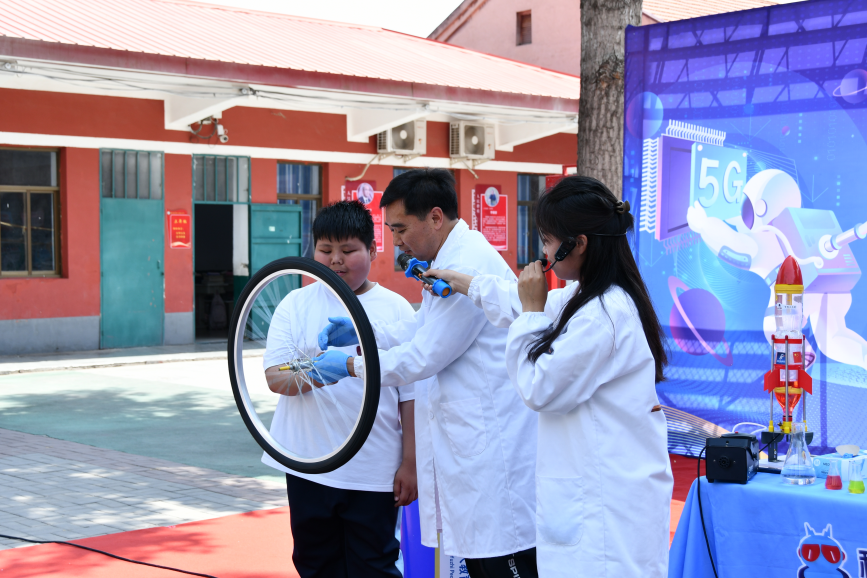 5月23日，科普老师正在带领同学们学习“角动量守恒”定律。张信波摄