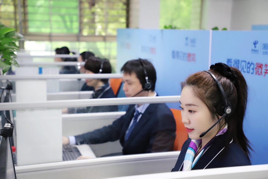 万号客服使用“翼”智聆听系统工作场景。中国电信河北分公司供图