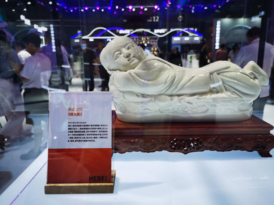 曲阳县参展作品定瓷《孩儿枕》。吕士永摄
