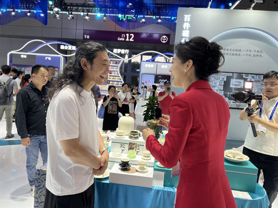 河北省工艺美术大师薛兴嶙接受媒体采访。吕士永摄