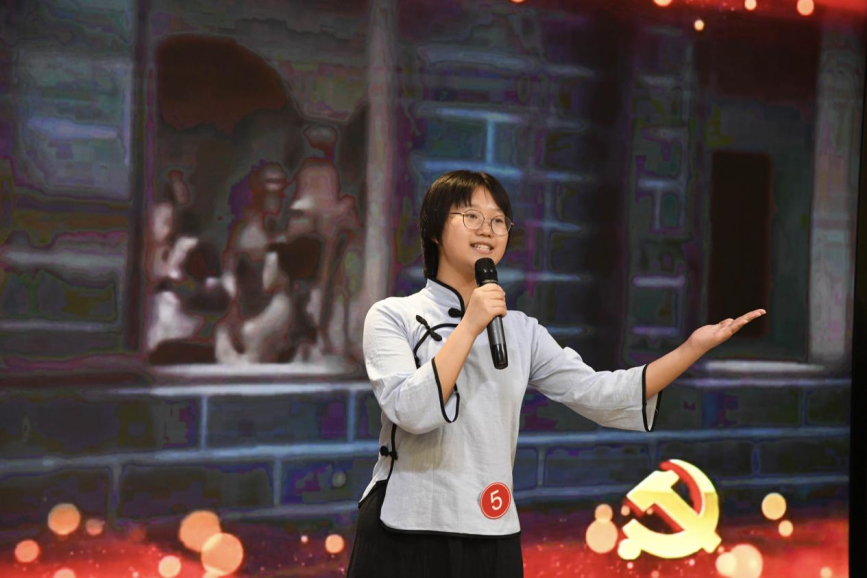 在文安县文化馆多功能演播厅,演讲比赛参赛学生正在台上演讲红色故事。郭小婧摄