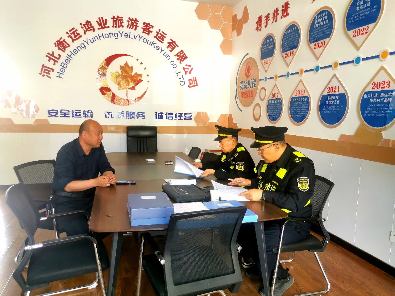 4月16日，衡水市交通运输系统首次“邀约式”安全生产执法检查在河北衡运鸿业旅游客运有限公司正式启动。