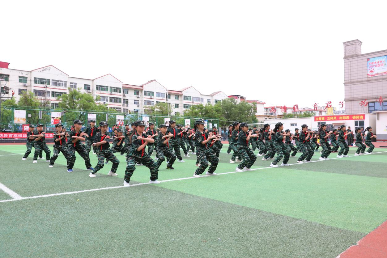 在沧州市实验小学举行的“爱我国防”趣味运动会上，学生们表演了雏鹰展翅武术操，一展少年风采。杨晨摄