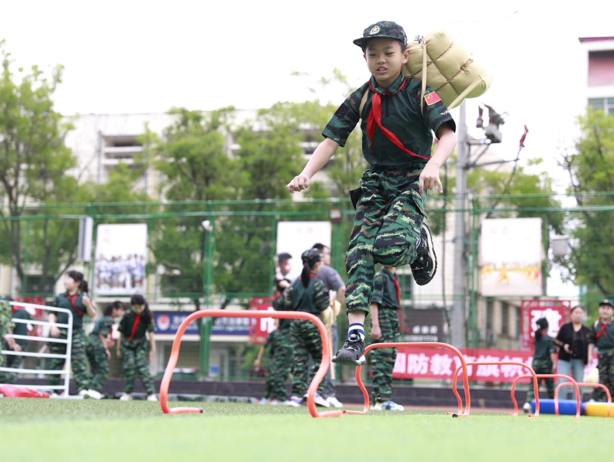 学生们身背“炸药包”，跨过阻碍奔向“碉堡”。杨晨摄