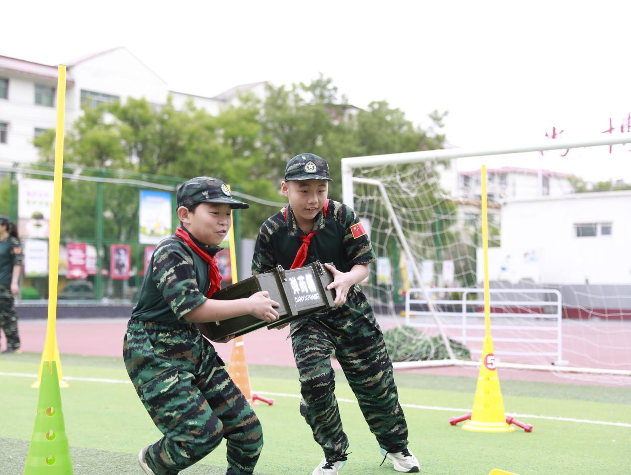 学生在“物资运输”比赛中竞速。杨晨摄