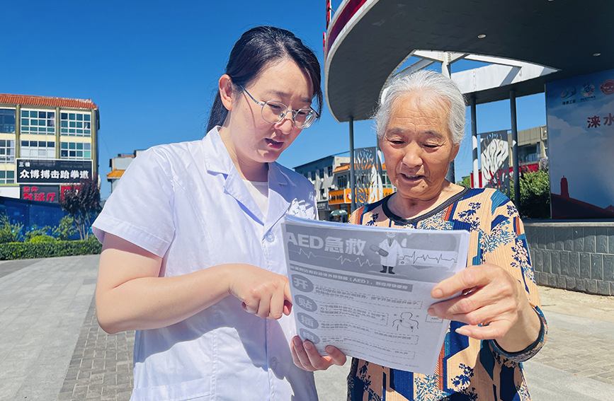 專業救護人員向群眾發放AED使用明白紙。李金璐攝