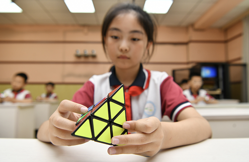 5月21日，在肃宁县第四实验小学，小学生在魔方兴趣课上学习。苑立伟摄