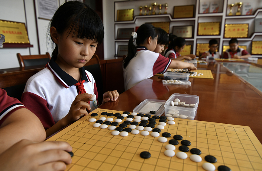 5月21日，在肃宁县第四实验小学，小学生在围棋兴趣课上对弈。苑立伟摄