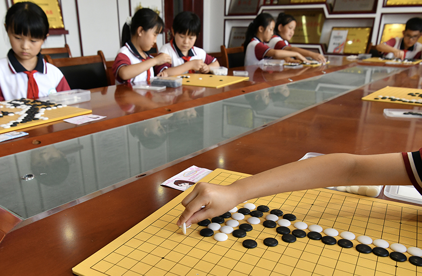 5月21日，在肃宁县第四实验小学，小学生在围棋兴趣课上对弈。苑立伟摄