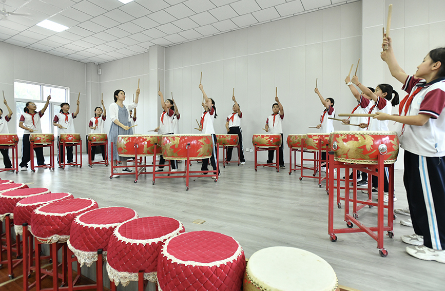 5月21日，在肃宁县第四实验小学，老师指导学生学习鼓乐。苑立伟摄