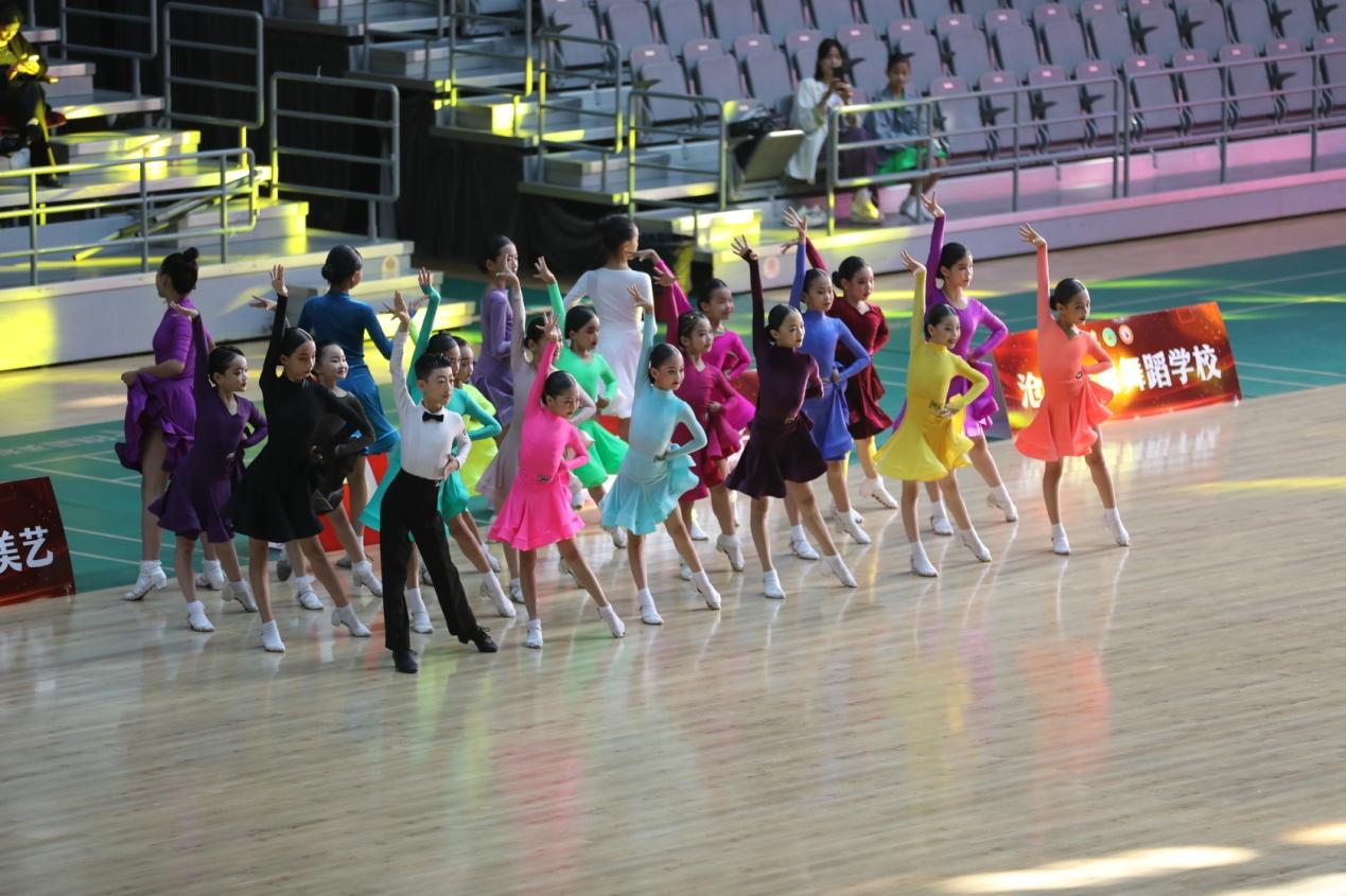 节目《少儿拉丁舞组合》在开幕式上进项表演。陈卫民摄