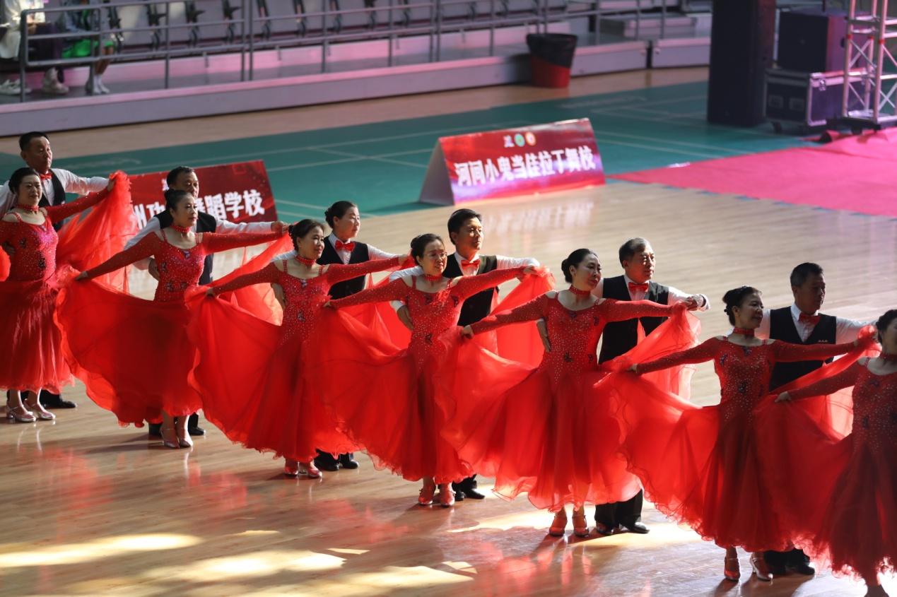 节目标准舞《共圆中国梦》在开幕式上进行表演。陈卫民摄