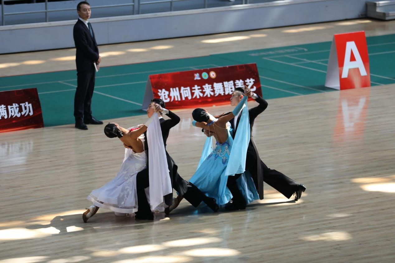 节目集体舞《吉特巴》在开幕式上进行表演。陈卫民摄