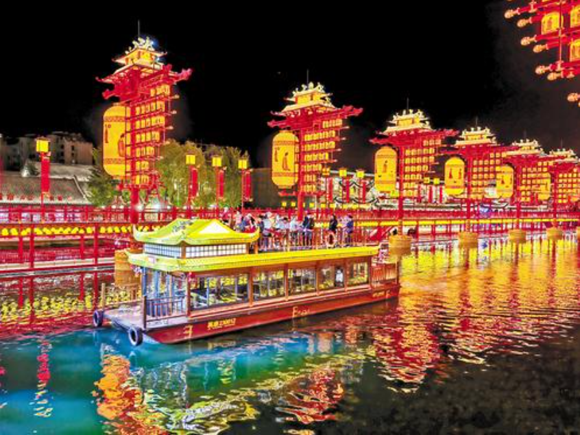 5月11日，游客乘船夜游唐山河頭老街。河北日報記者馬朝麗攝
