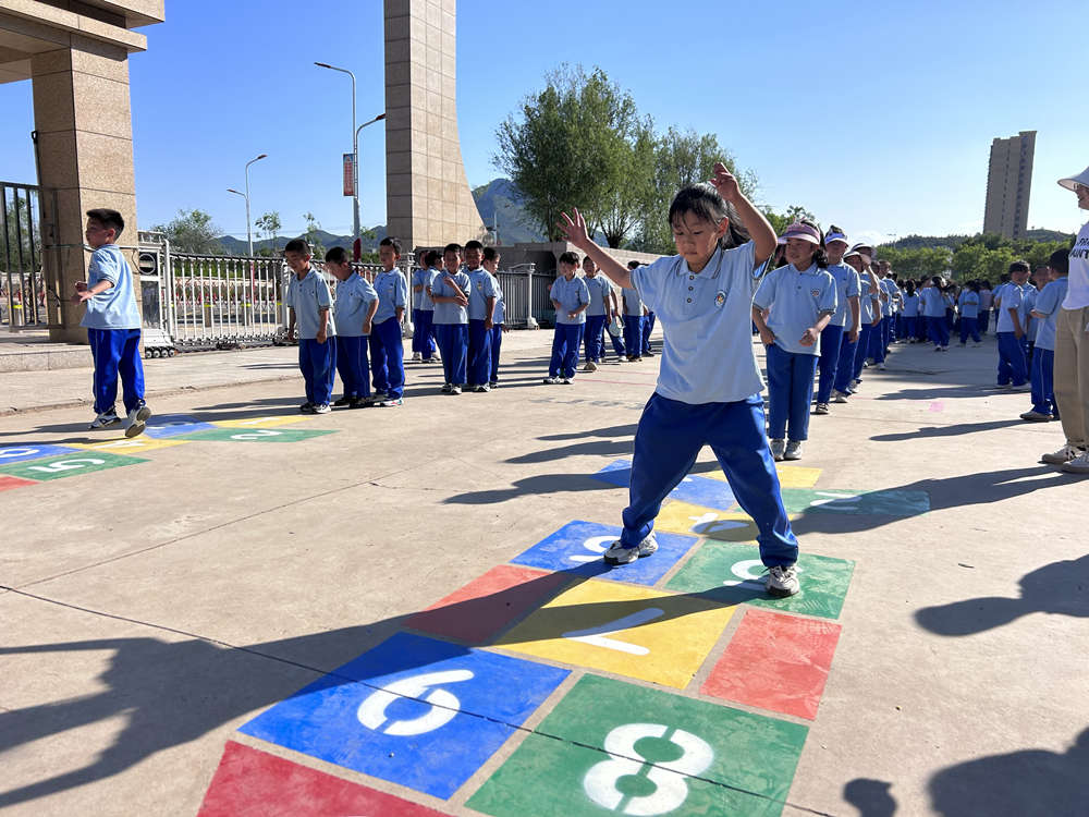 丰宁第六小学大课间活动，地面游戏深受学生喜爱。吴剑锐摄