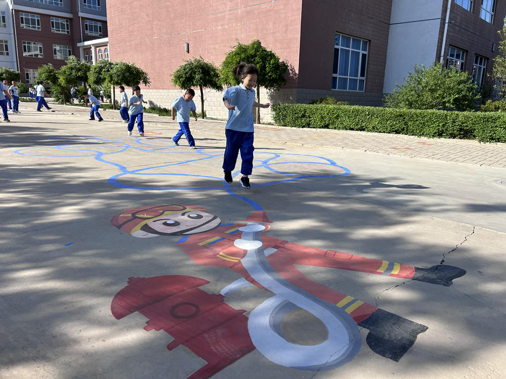 丰宁第六小学大课间活动，孩子们尽情体验地面游戏。吴剑锐摄