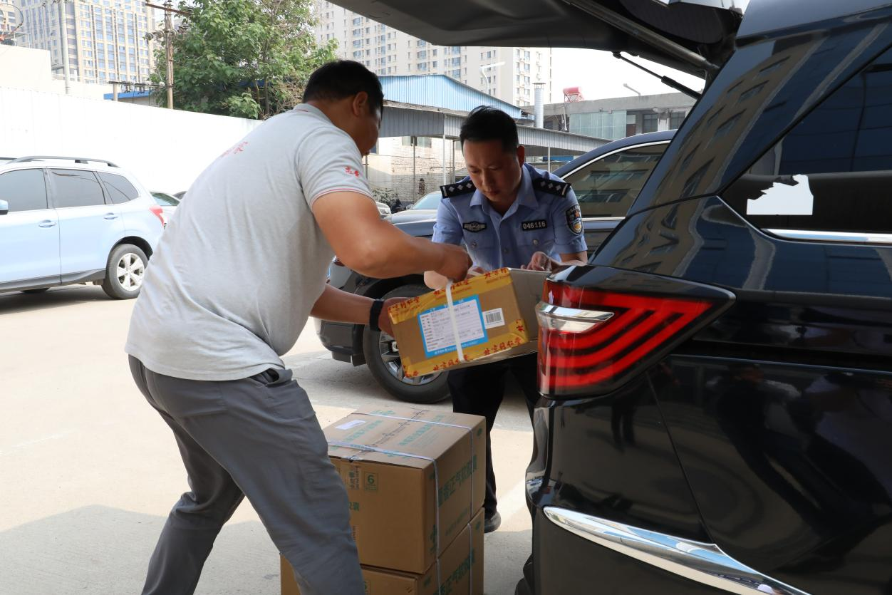 5月23日，河北戀鄉·太行水鎮景區為易縣公安局交通管理大隊民警送去防暑物資。郭恩橋攝