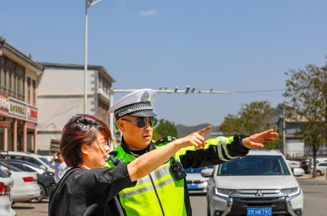 假日期間，執勤交警在為游客提供便民服務。趙駿攝