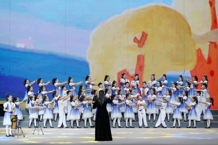 路南區實驗小學學生正在合唱《啊哈 黑貓警長》。劉大民攝