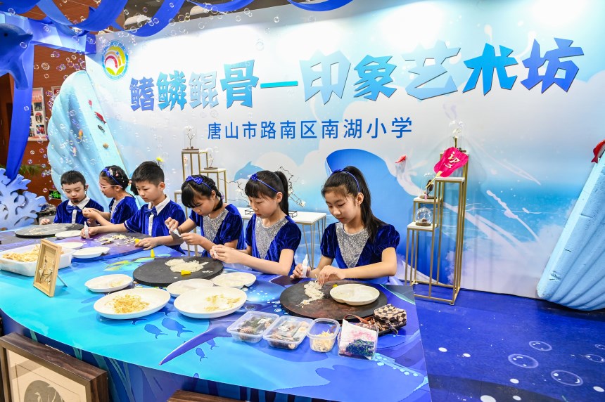 路南區南湖小學學生現場制作鰭鱗鯤骨畫。郭寶強攝