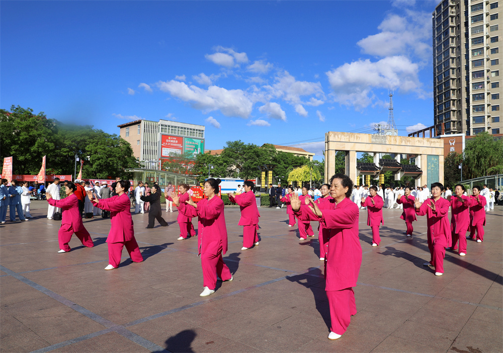 在平泉市市民中心广场，太极拳爱好者正在展演太极拳。李平文摄