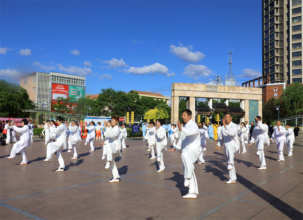 在平泉市市民中心广场，太极拳爱好者正在展演太极拳。李平文摄