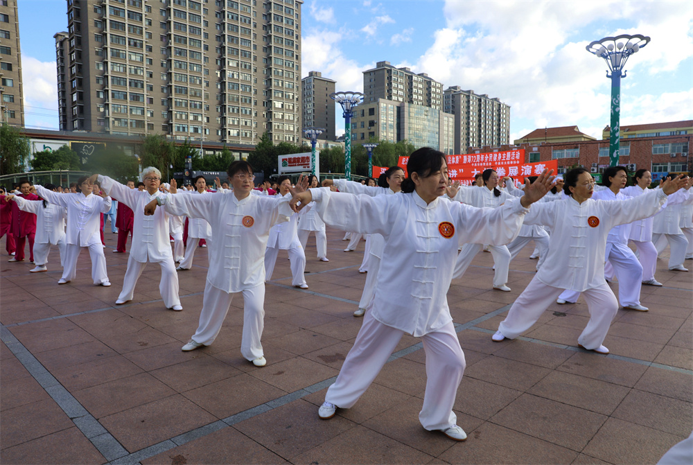 在平泉市市民中心广场，太极拳爱好者正在展演太极拳。李平文摄