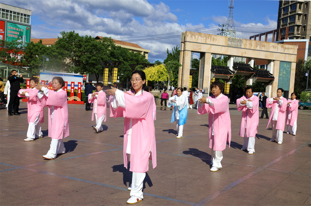 在平泉市市民中心广场，太极拳爱好者正在展演太极拳。李平文摄