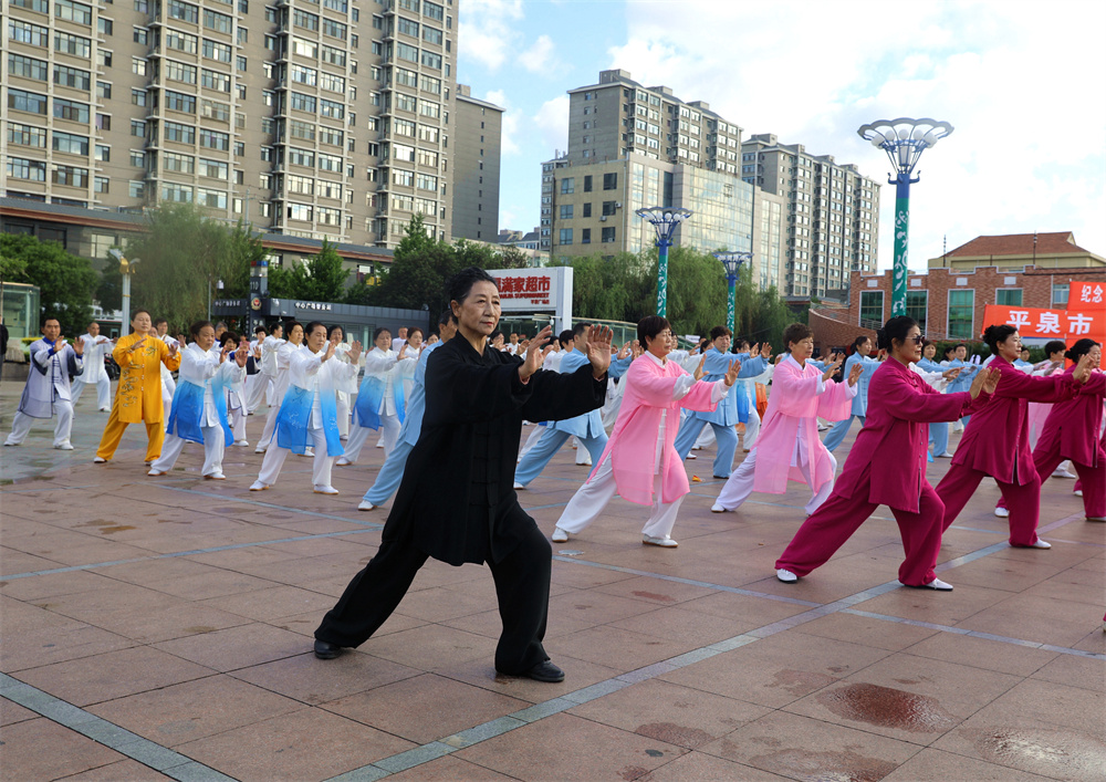 在平泉市市民中心广场，太极拳爱好者正在展演太极拳。李平文摄