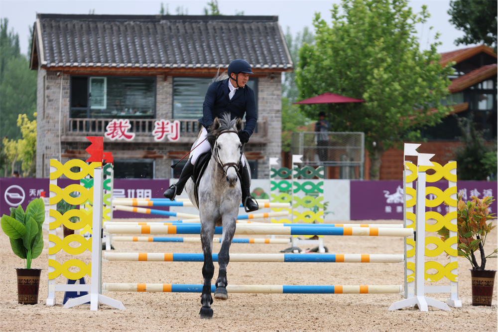 选手英姿飒爽,伸展间尽显矫健。杨洋摄