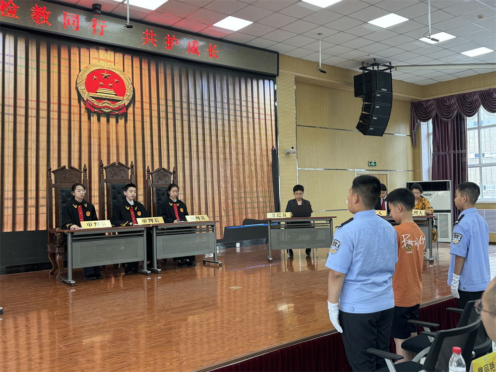 模拟法庭小品表演。刘奥文摄