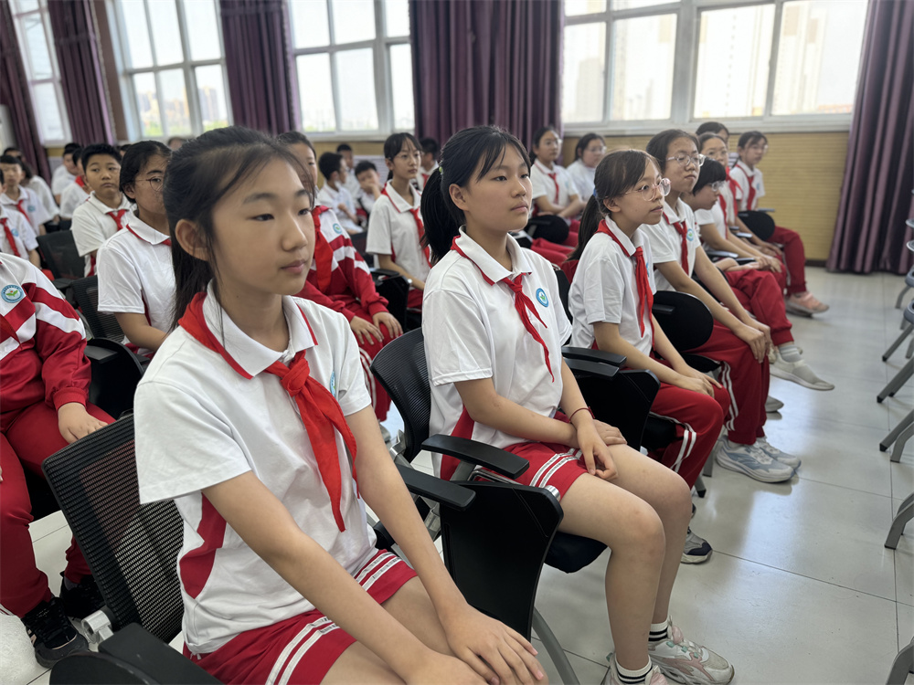 学生观看法制小品。刘奥文摄