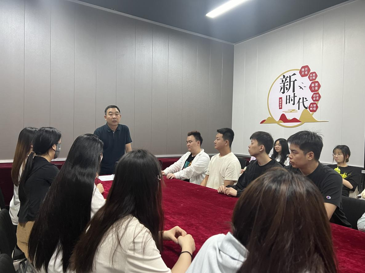 贾智永在红色+学生社区开展思政课实践教学。林丁摄