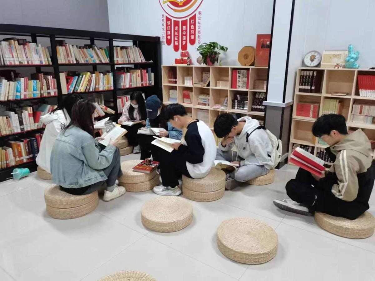 影视艺术学院学生开展“红色经典”读书分享会。王美玲摄
