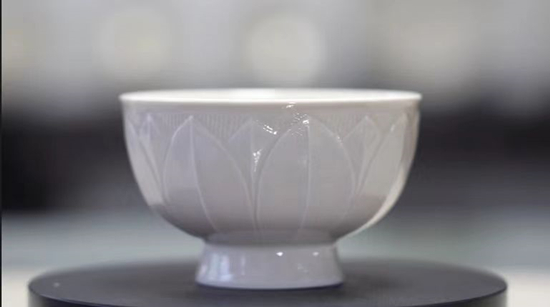 米其林餐厅定制定瓷餐具白釉刻花莲瓣纹杯。李扬摄