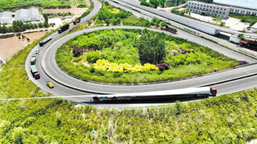 5月23日，運輸風電葉片的車輛駛入邯鄲繞城高速邯鄲機場口匝道。 河北日報通訊員周景澤攝