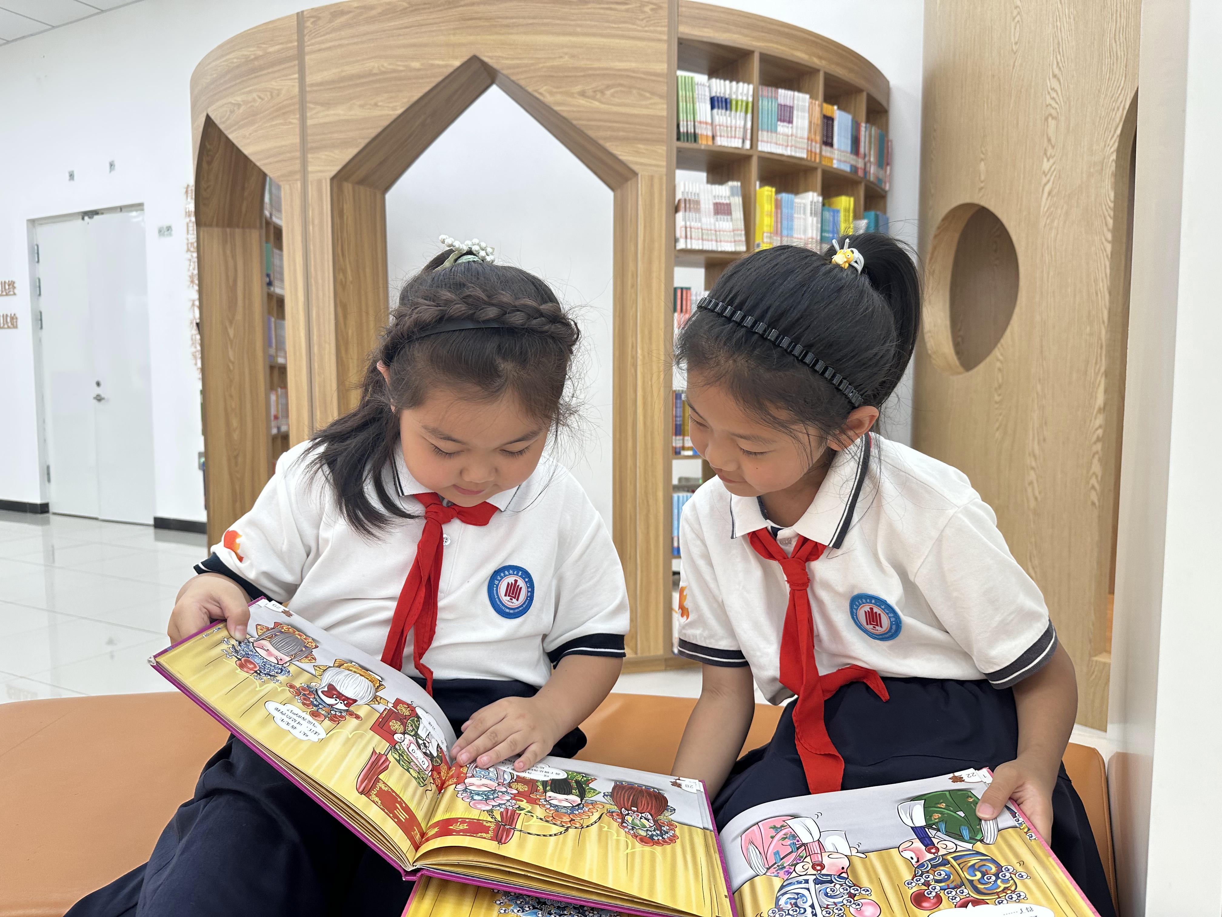 學生們熱情地交流彼此閱讀的書籍。齊東青攝