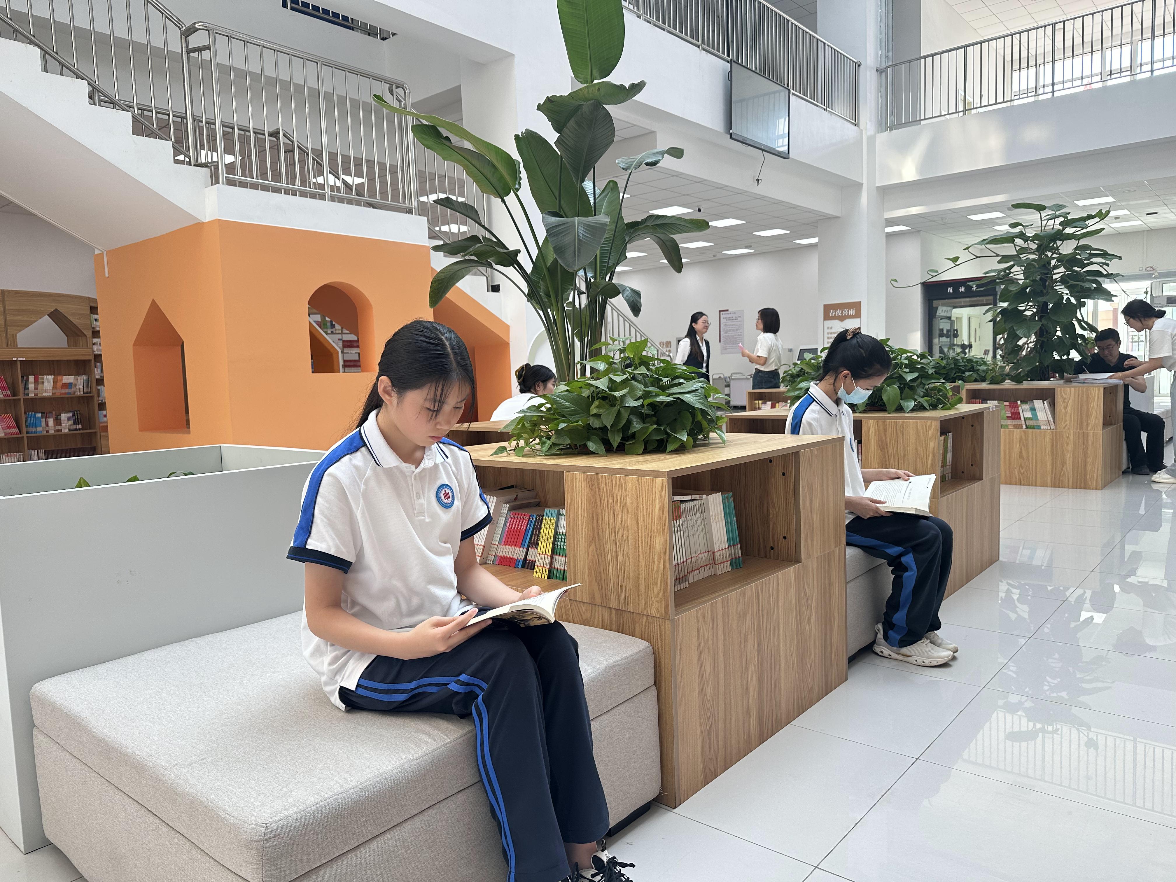 学生们在图书馆内专注地阅读。齐东青摄