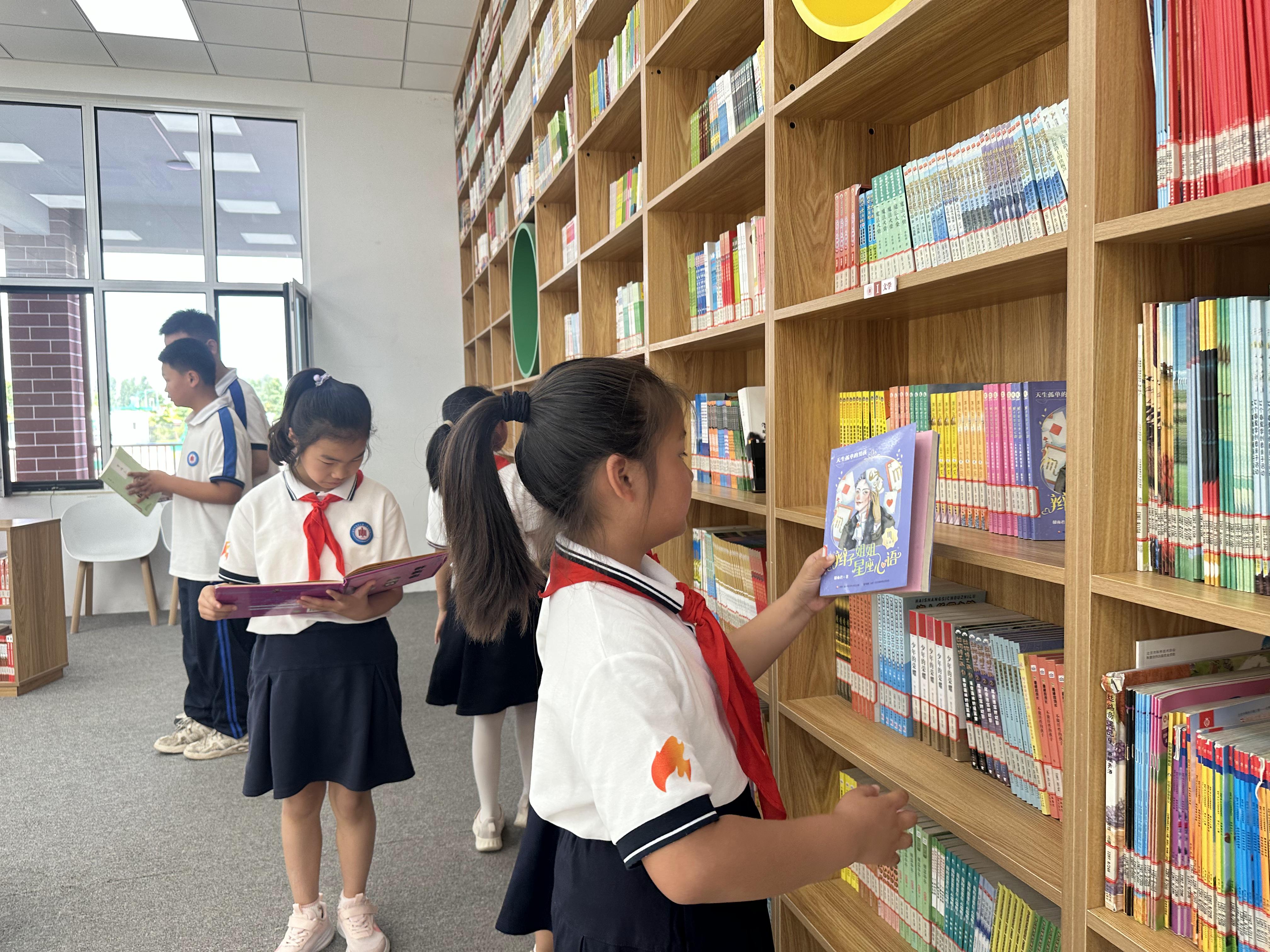 学生们在图书馆挑选自己喜爱的书籍。齐东青摄