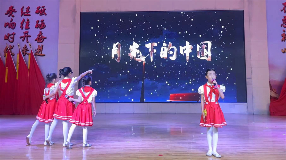 唐县理想小学的参赛作品《月光下的中国》。李硕摄