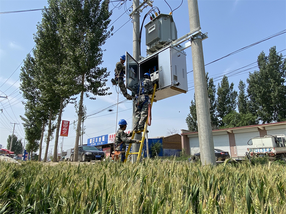 5月29日，在高碑店市肖官营镇西仓村，国网高碑店市供电公司工作人员对村内变压器进行增容改造工作。郝嘉璐摄