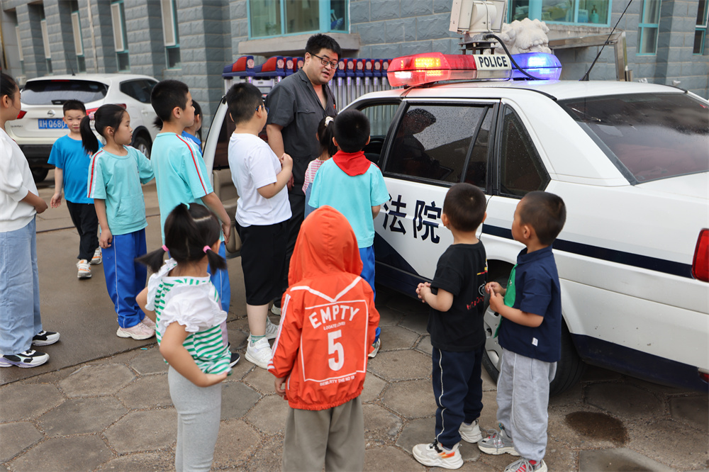 “小家属们”参观警用装备。王立巍摄