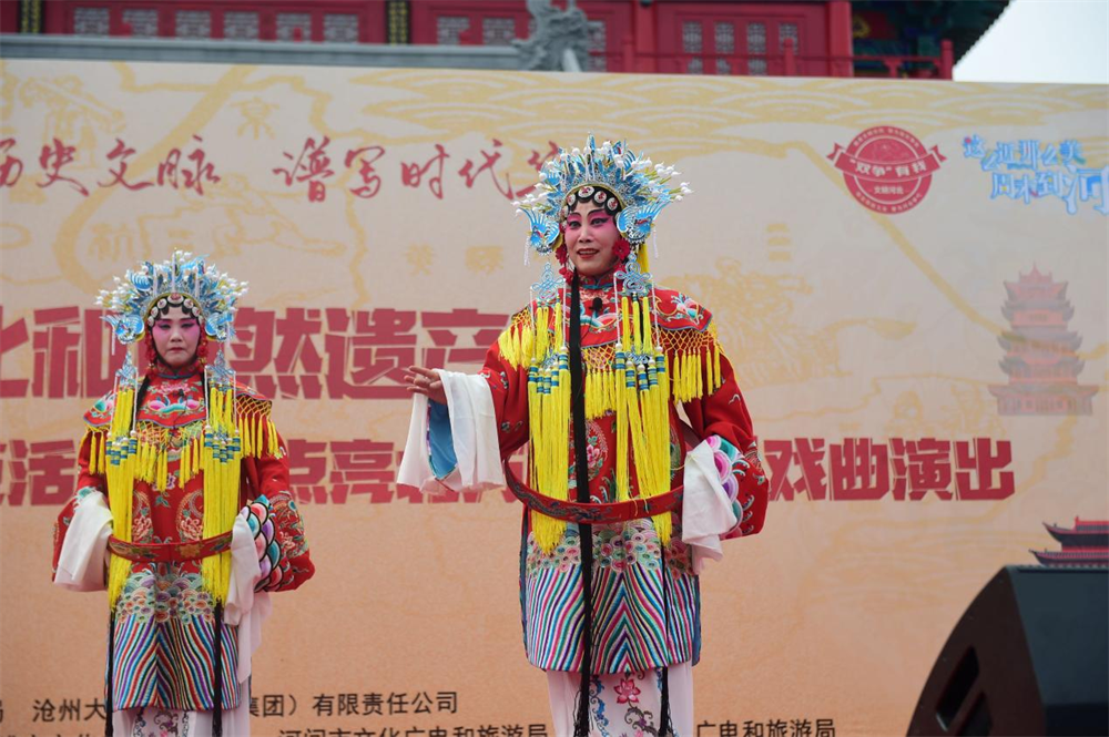 青县的民间艺人在表演戏曲“哈哈腔”。傅新春摄