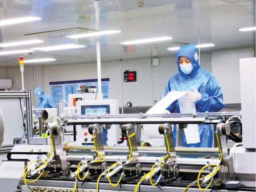 近日，在沧州明珠隔膜科技有限公司车间，工作人员对生产出的锂电池隔膜进行检查。河北日报记者戴绍志摄