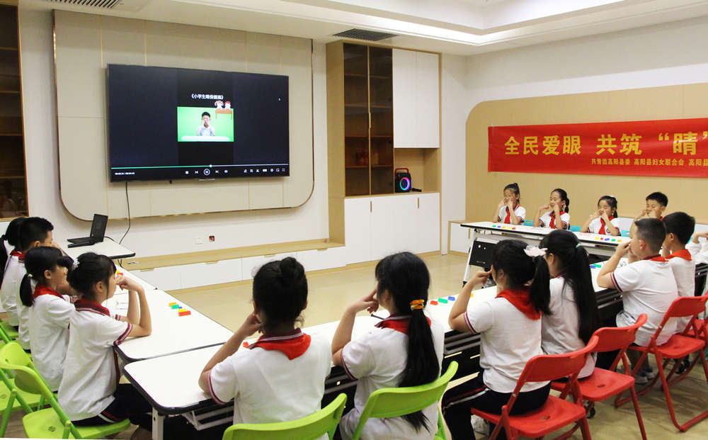 爱眼日主题研学活动现场,医生示范指导学生做眼保健操。杨瀰摄