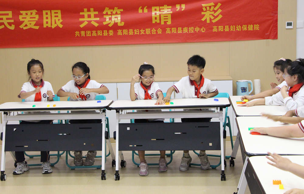 高阳县“关注普遍的眼健康”活动现场，孩子们参与“眼疾手快”游戏。杨瀰摄